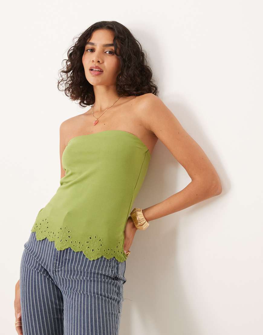 ASOS DESIGN - Trägerloses Oberteil in Grün mit besticktem Saum und Lochmuster von ASOS DESIGN