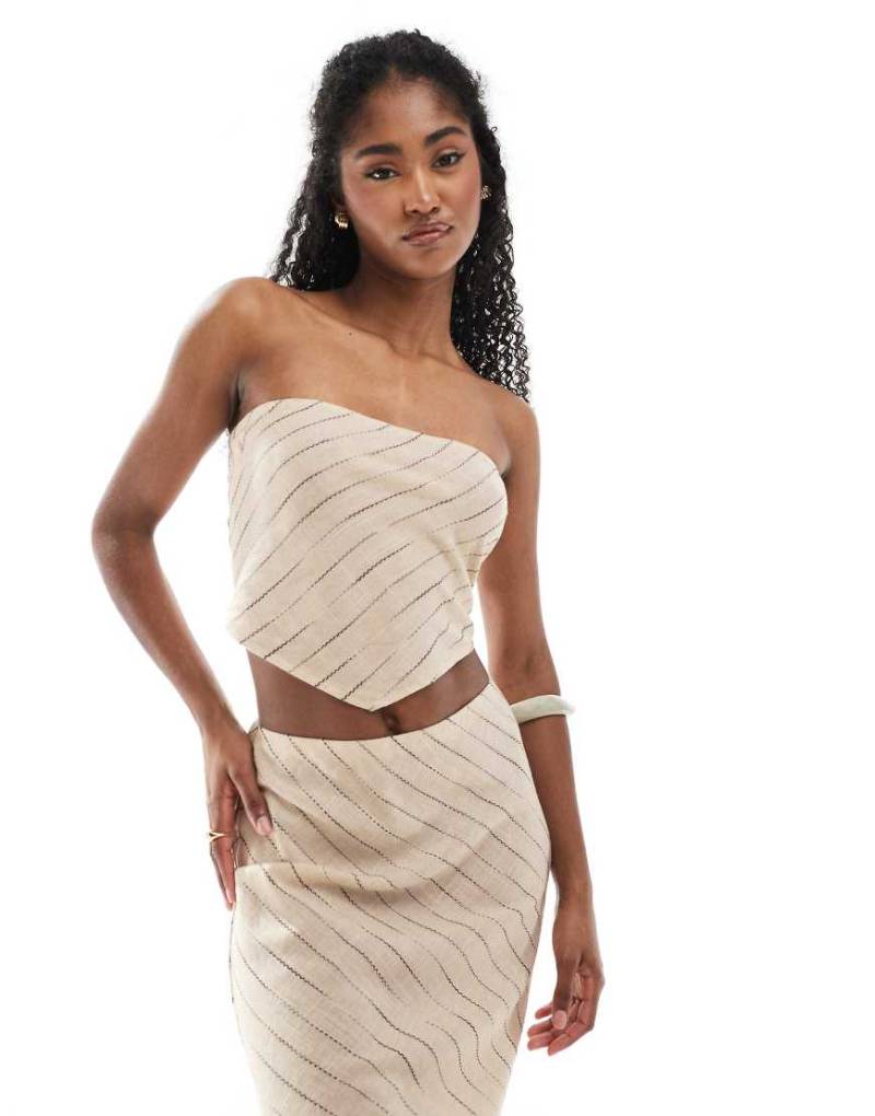ASOS DESIGN - Trägerloses Oberteil in Natur gestreift mit Leinenoptik und Zipfelsaum, Kombiteil-Bunt von ASOS DESIGN