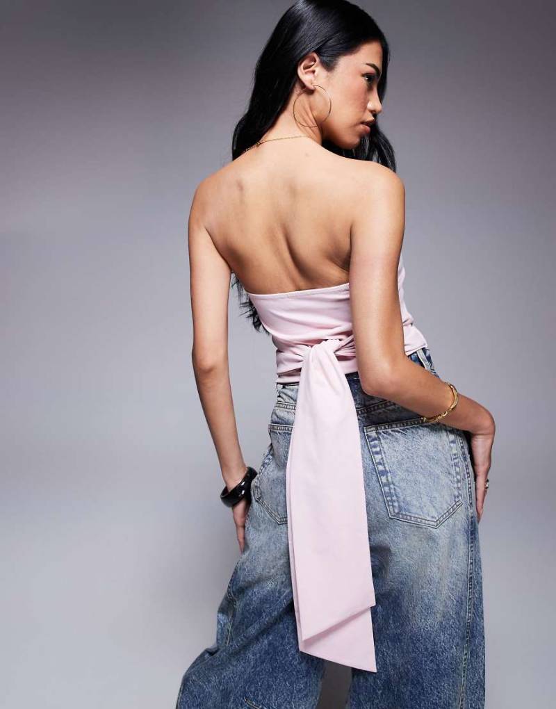 ASOS DESIGN - Trägerloses Oberteil in Pastellrosa mit Bindegürtel in der Taille von ASOS DESIGN