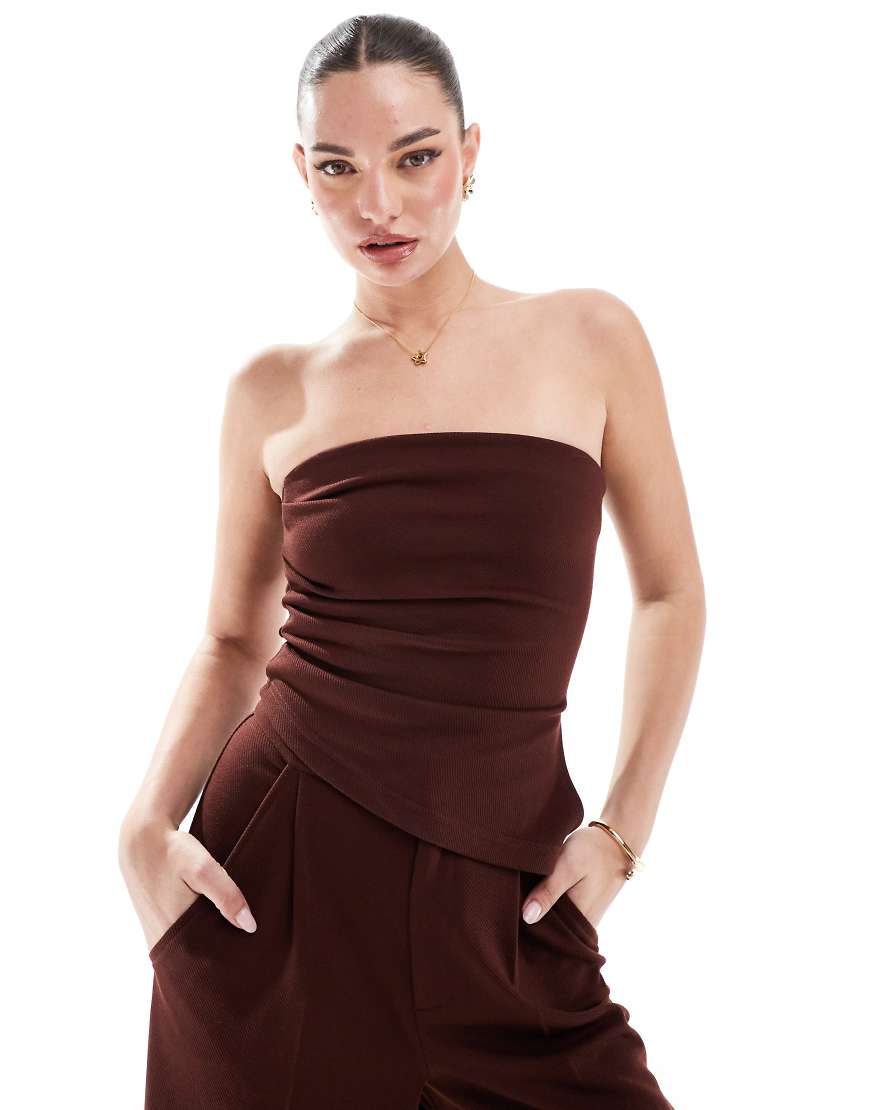 ASOS DESIGN - Trägerloses Oberteil in Schokobraun mit seitlicher Raffung ASOS DESIGN - Trägerloses Oberteil in Schokobraun mit seitlicher Raffung von ASOS DESIGN