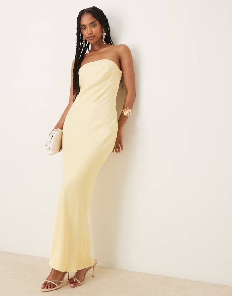 ASOS DESIGN - Trägerloses Satin-Maxikleid in Buttermilchgelb mit Schrägschnitt von ASOS DESIGN