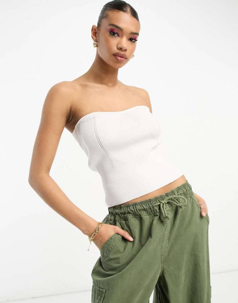 ASOS DESIGN - Trägerloses Strickoberteil in Weiß von ASOS DESIGN