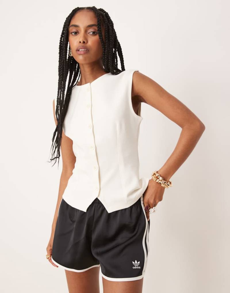 ASOS DESIGN - Trägertop aus Interlock-Stoff in Kokosweiß mit Knopfleiste und betonter Schulterpartie von ASOS DESIGN