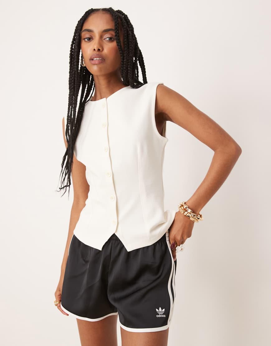 ASOS DESIGN - Trägertop aus Interlock-Stoff in Kokosweiß mit Knopfleiste und betonter Schulterpartie von ASOS DESIGN