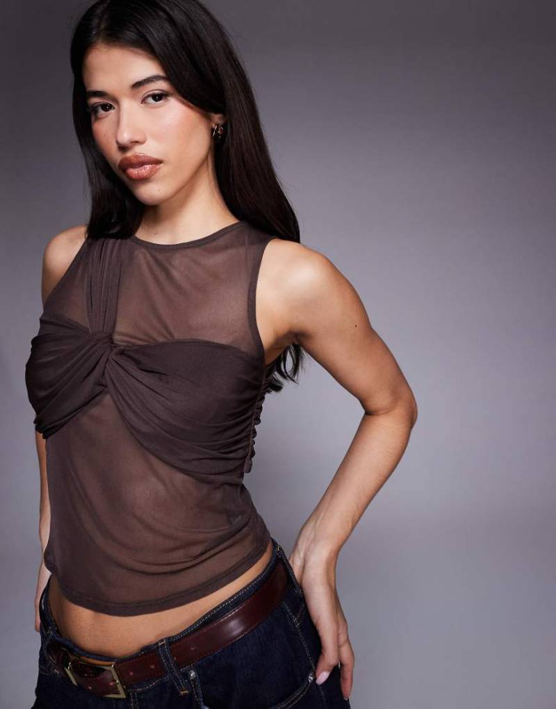 ASOS DESIGN - Trägertop aus Netzstoff in Schokobraun mit verdrehtem, asymmetrischem Lagen-Design-Brown von ASOS DESIGN