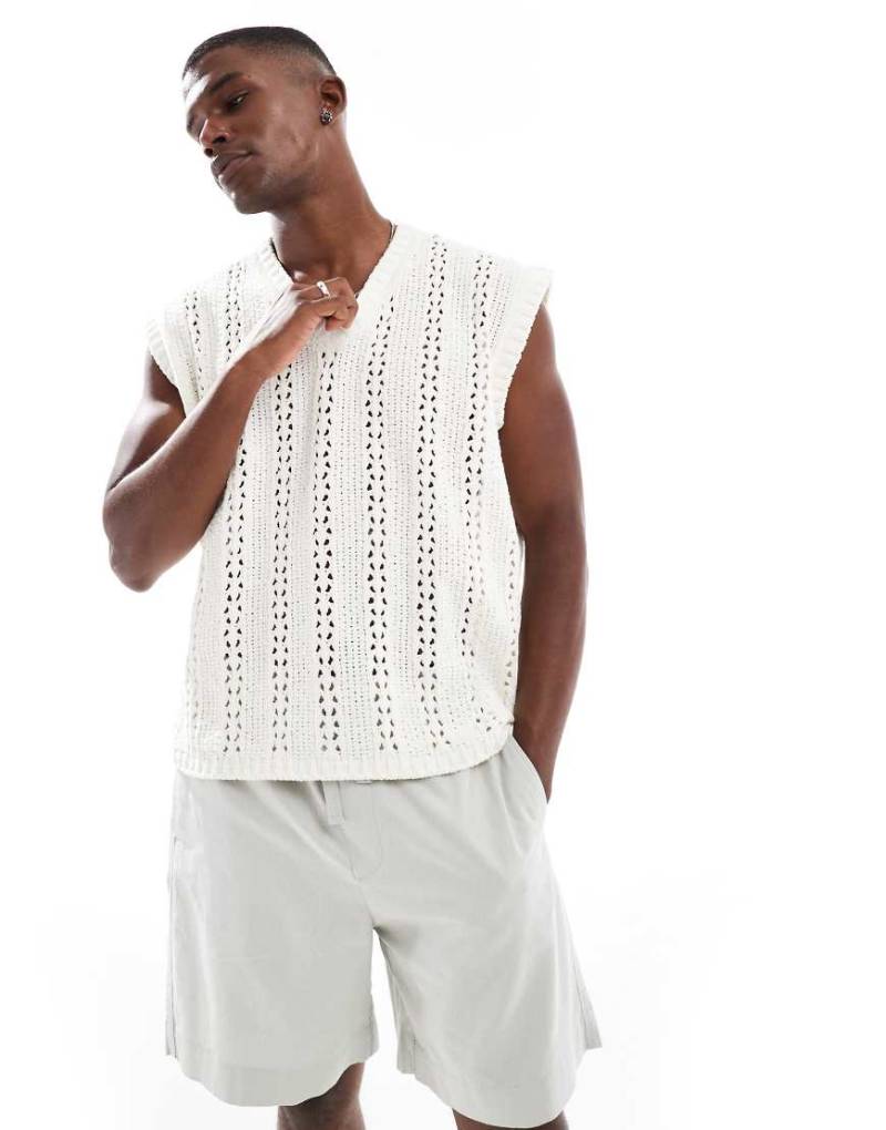 ASOS DESIGN - Trägertop aus Pointelle-Strick in Weiß mit V-Ausschnitt von ASOS DESIGN