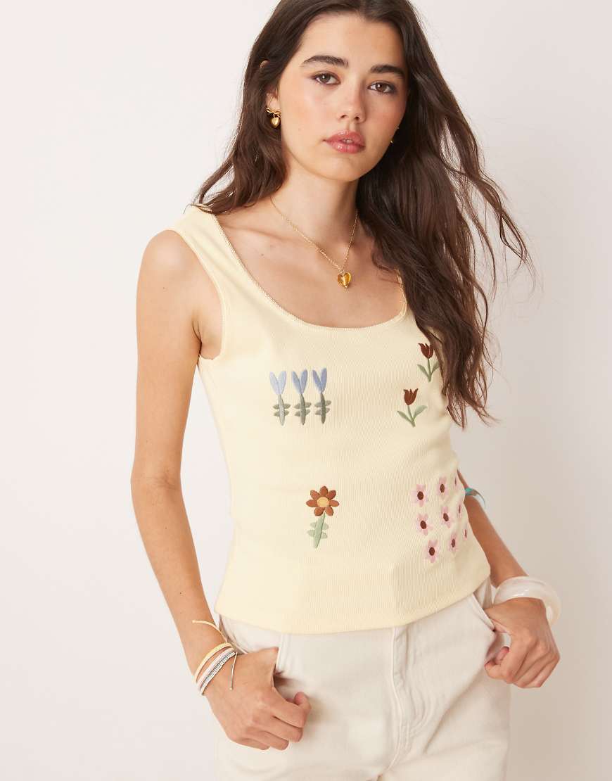 ASOS DESIGN - Trägertop in Buttermilchgelb mit Blumenstickerei von ASOS DESIGN