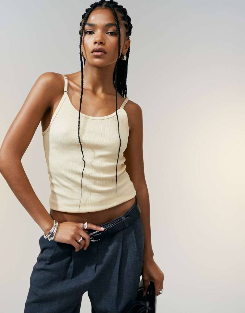 ASOS DESIGN - Trägertop in Buttermilchgelb mit U-Ausschnitt und Trägerdetail von ASOS DESIGN