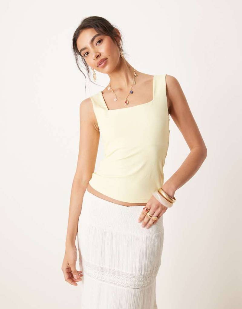 ASOS DESIGN - Trägertop in Buttermilchgelb mit U-Ausschnitt und stützender Brustpartie von ASOS DESIGN