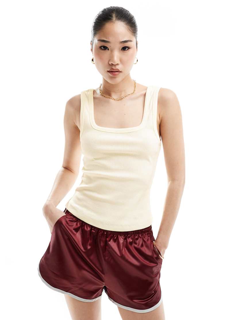 ASOS DESIGN - Trägertop in Creme mit tiefem, eckigem Ausschnitt-Weiß von ASOS DESIGN