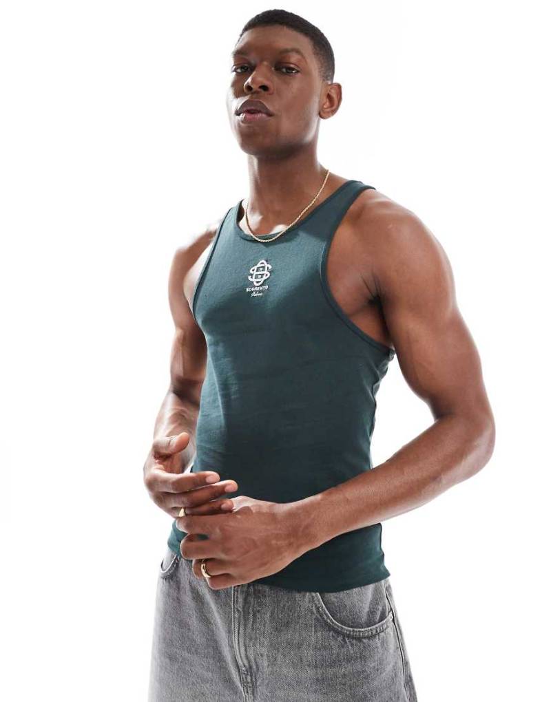 ASOS DESIGN - Trägertop in Dunkelgrün mit Muskelschnitt, tiefem Ausschnitt und Logostickerei auf der Brust von ASOS DESIGN