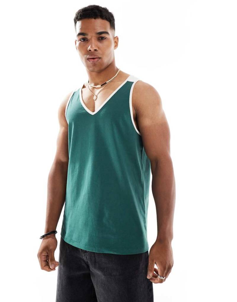 ASOS DESIGN - Trägershirt in Grün mit farblich abgesetzter Einfassung in Weiß von ASOS DESIGN