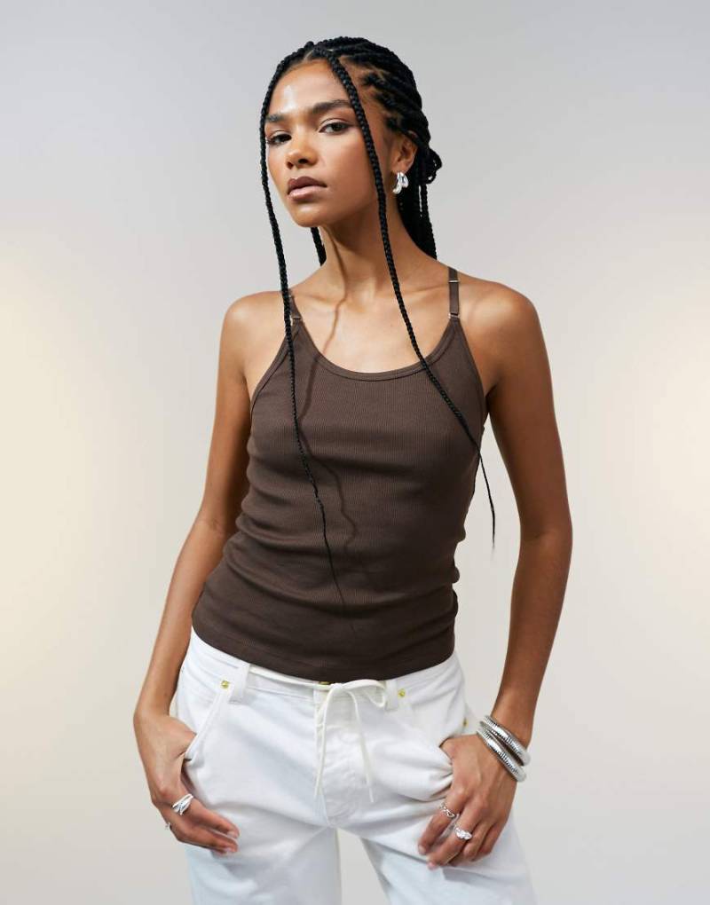ASOS DESIGN - Trägertop in Schokobraun mit U-Ausschnitt und Trägerdetail von ASOS DESIGN
