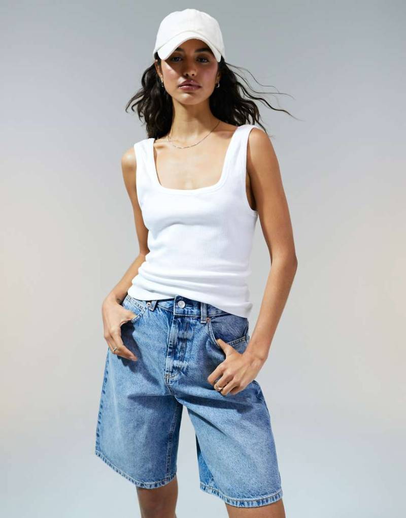ASOS DESIGN - Trägertop in Weiß mit tiefem, eckigem Ausschnitt von ASOS DESIGN