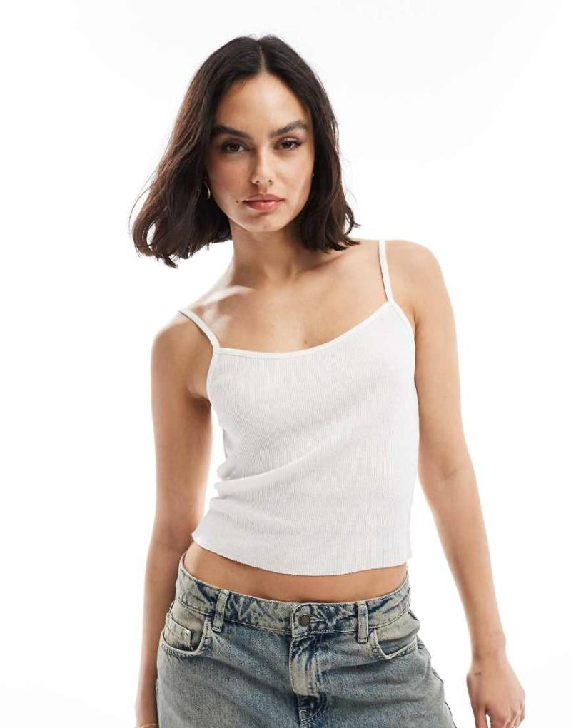 ASOS DESIGN - Trägertop in Weiß mit unbehandeltem Saum von ASOS DESIGN