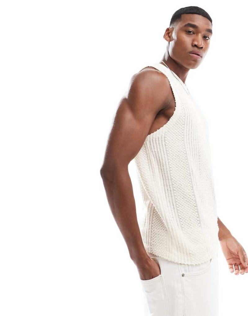 ASOS DESIGN - Trägertop in gebrochenem Weiß mit V-Ausschnitt-Neutral von ASOS DESIGN