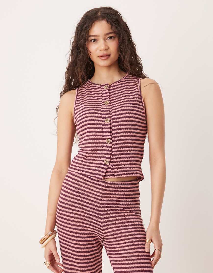 ASOS DESIGN - Trägertop mit durchgehender Knopfleiste und Streifen in Rosa und Burgunderrot, Kombiteil-Bunt von ASOS DESIGN