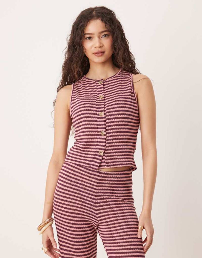 ASOS DESIGN - Trägertop mit durchgehender Knopfleiste und Streifen in Rosa und Burgunderrot, Kombiteil-Bunt von ASOS DESIGN