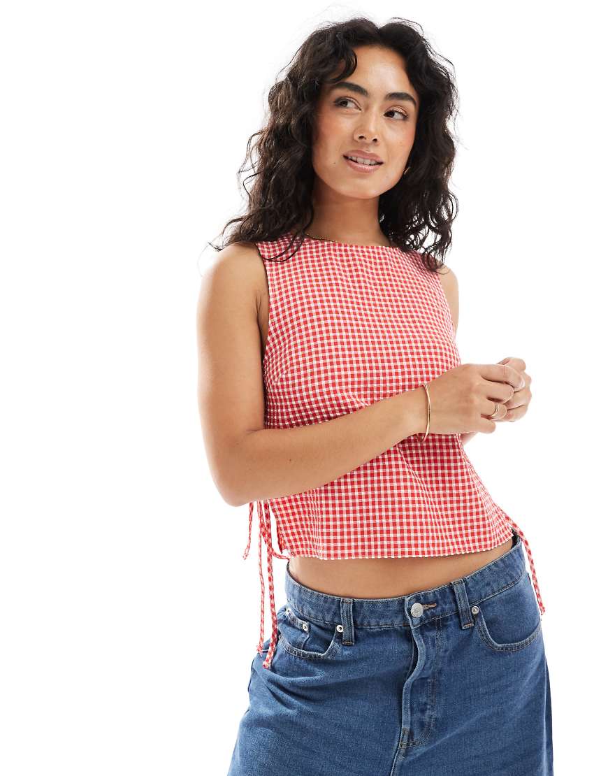 ASOS DESIGN - Trägertop mit rotem Vichy-Karo und seitlichem Bindedetail von ASOS DESIGN