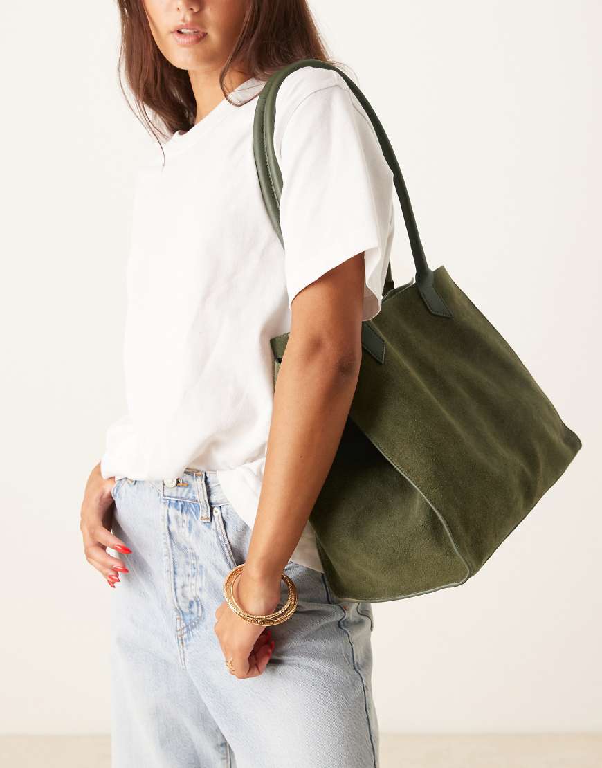 ASOS DESIGN - Tragetasche aus Wildleder in Waldgrün mit Flügeln und röhrenförmigem Griff von ASOS DESIGN