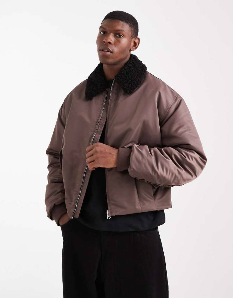 ASOS DESIGN - Trainerjacke in Braun mit Kunstpelz-Kragen-Brown von ASOS DESIGN