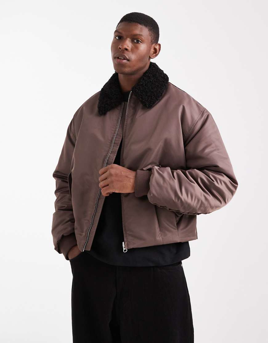 ASOS DESIGN - Trainerjacke in Braun mit Kunstpelz-Kragen-Brown von ASOS DESIGN