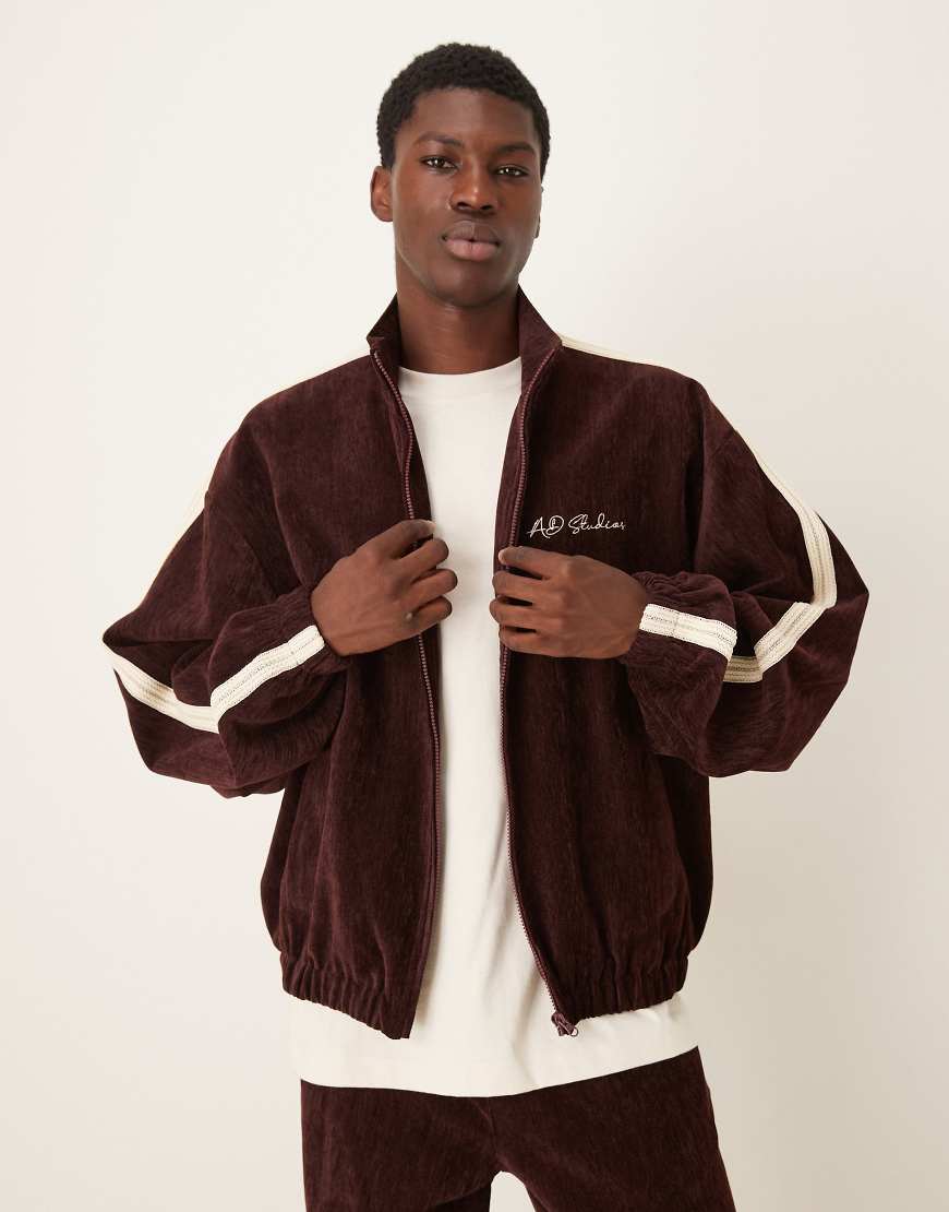 ASOS DESIGN - Trainingsjacke aus Cord in Burgunderrot mit Stickerei ASOS DESIGN - Trainingsjacke aus Cord in Burgunderrot mit Stickerei von ASOS DESIGN