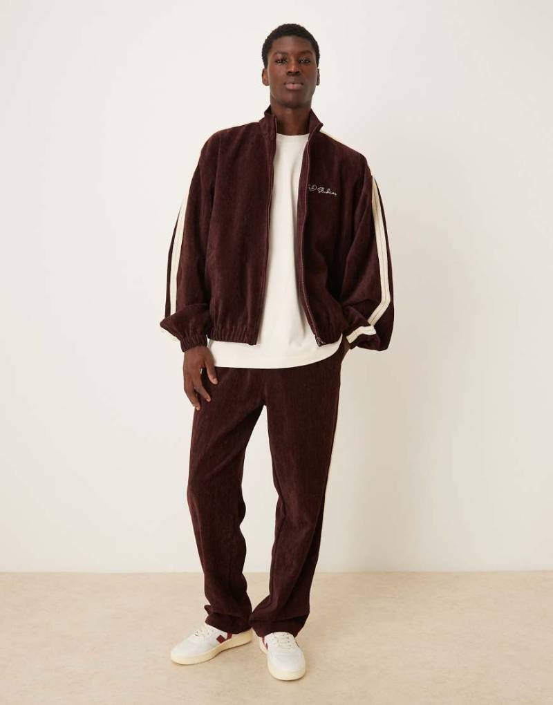 ASOS DESIGN - Trainingsjacke aus Cord in Burgunderrot mit Stickerei von ASOS DESIGN
