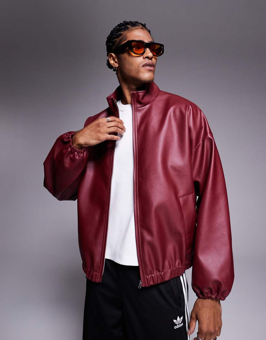 ASOS DESIGN - Trainingsjacke aus Kunstleder in Burgunderrot ASOS DESIGN - Trainingsjacke aus Kunstleder in Burgunderrot von ASOS DESIGN