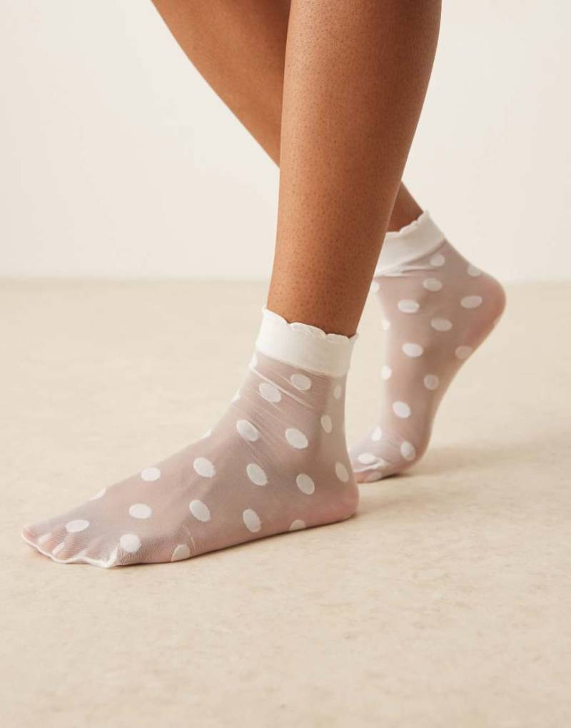 ASOS DESIGN - Transparente, knöchelhohe Socken in Weiß mit Tupfen und Rüschensaum von ASOS DESIGN