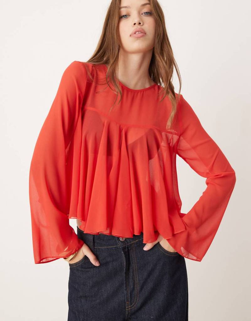 ASOS DESIGN - Transparente, langärmlige Bluse in Rot mit Godet-Detail von ASOS DESIGN