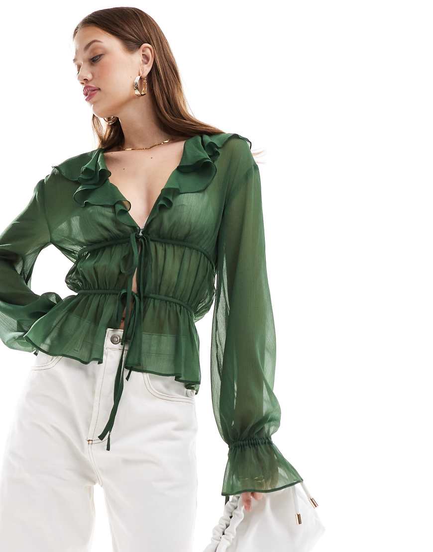 ASOS DESIGN - Transparente Chiffon-Bluse in Grün mit Rüschen und gebundener Vorderseite ASOS DESIGN - Transparente Chiffon-Bluse in Grün mit Rüschen und gebundener Vorderseite von ASOS DESIGN