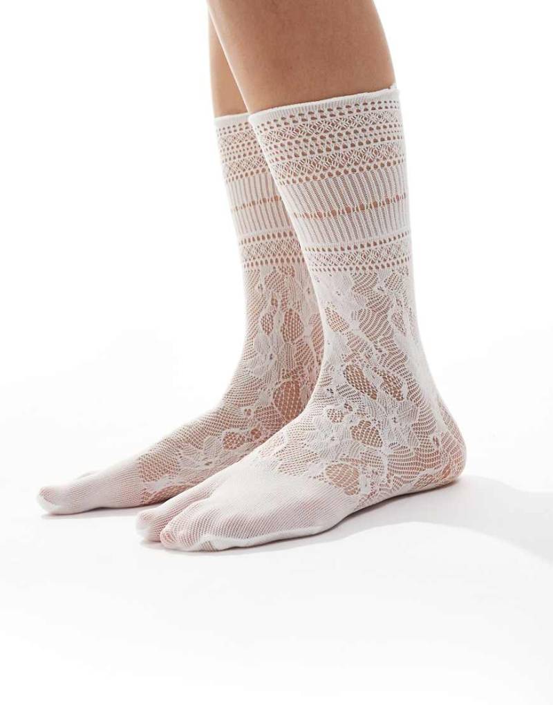 ASOS DESIGN - Transparente Socken aus Spitze in Weiß mit geteilter Zehenpartie-Schwarz von ASOS DESIGN