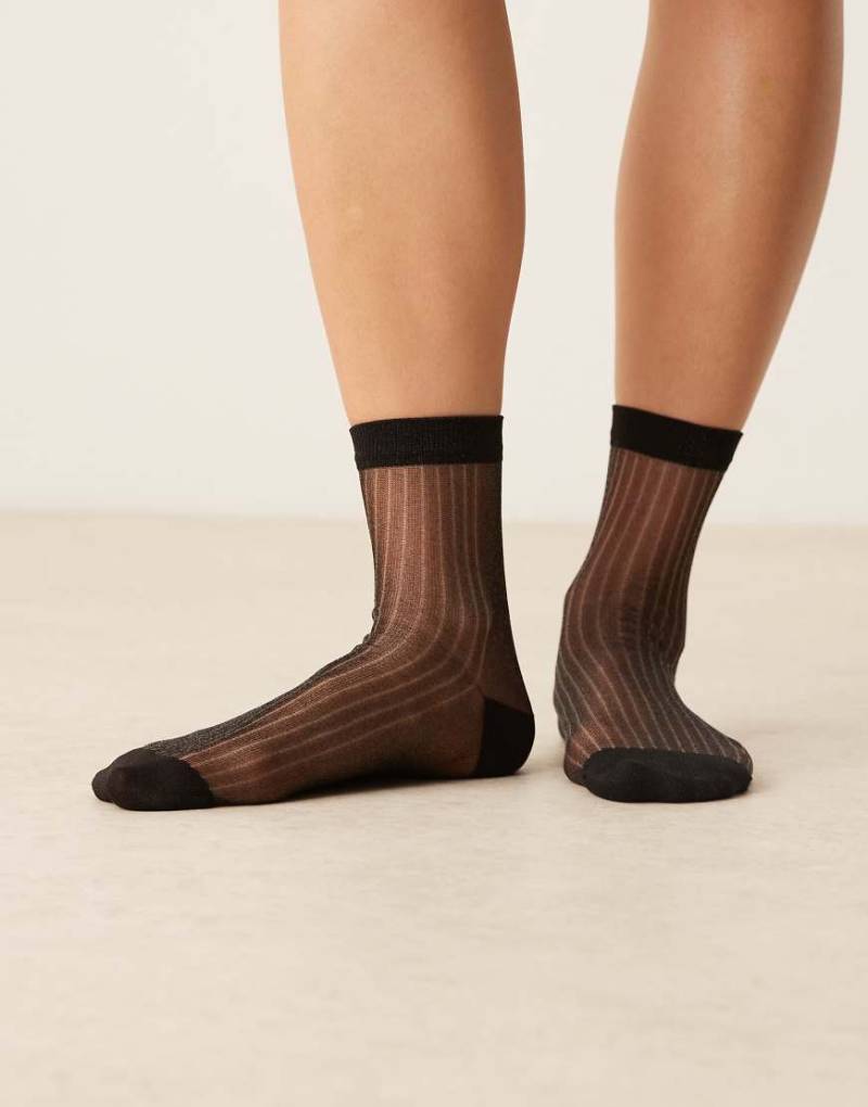 ASOS DESIGN - Transparente Socken in Schwarz mit silbernem Glitzereffekt ASOS DESIGN - Transparente Socken in Schwarz mit silbernem Glitzereffekt von ASOS DESIGN