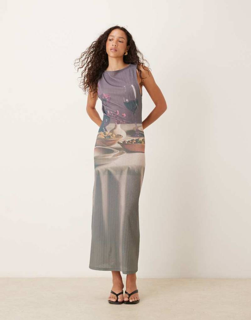 ASOS DESIGN - Transparentes, geripptes Dinnerparty-Kleid in Pflaume mit Grafik-Print-Lila von ASOS DESIGN