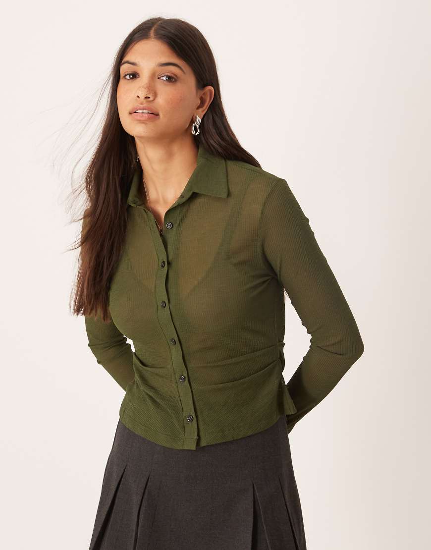 ASOS DESIGN - Transparentes, langärmliges Oberteil in Olivgrün mit Rippenstruktur, gerafftem Detail und durchgehender Knopfleiste ASOS DESIGN - Transparentes, langärmliges Oberteil in Olivgrün mit Rippenstruktur, gerafftem Detail und durchgehender Knopfleiste von ASOS DESIGN