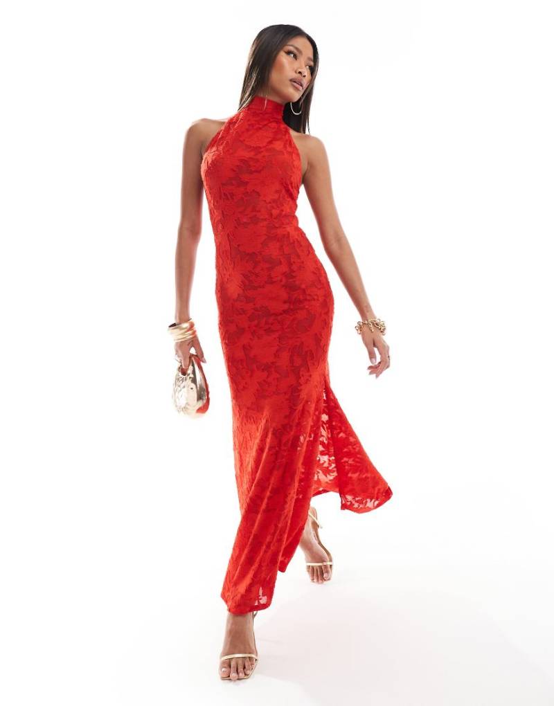 ASOS DESIGN - Transparentes, langes Neckholder-Kleid in Rot mit Ausbrennermuster und tiefem Rückenausschnitt von ASOS DESIGN