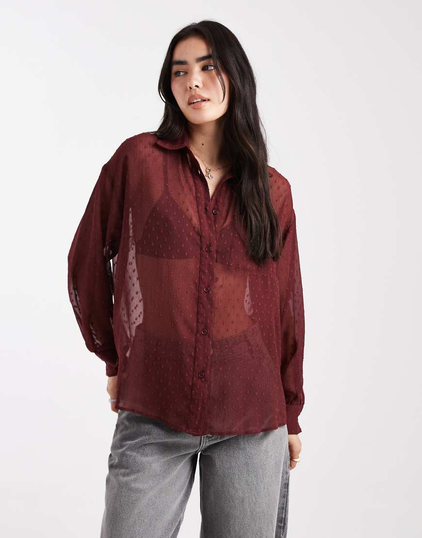 ASOS DESIGN - Transparentes Hemd aus Dobby-Stoff in Burgunderrot von ASOS DESIGN