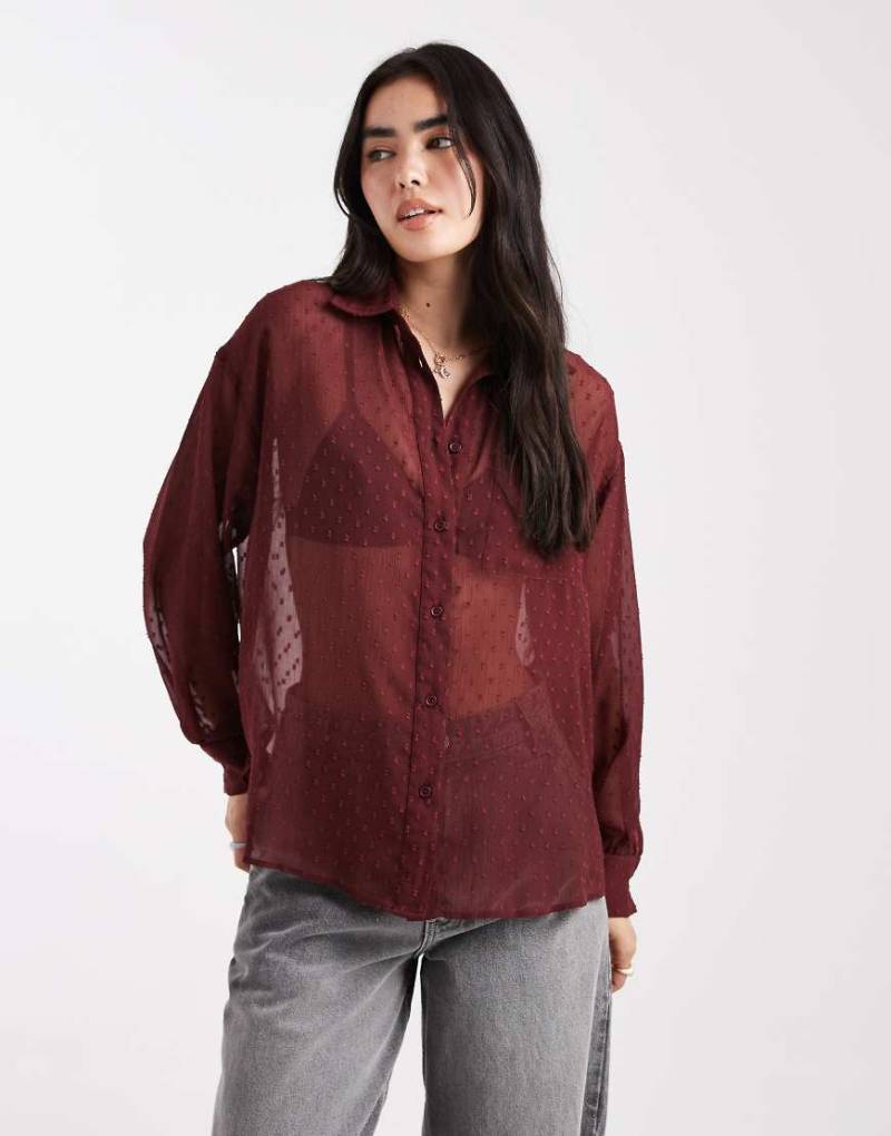 ASOS DESIGN - Transparentes Hemd aus Dobby-Stoff in Burgunderrot von ASOS DESIGN