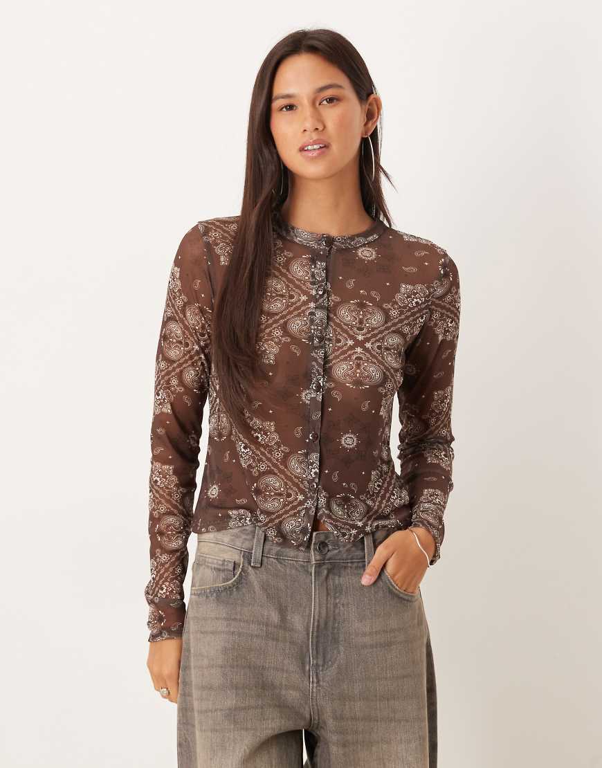 ASOS DESIGN - Transparentes Netzstoff-Oberteil mit Knopfleiste und braunem Halstuch-Print von ASOS DESIGN