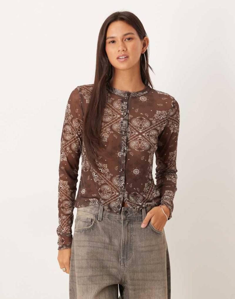 ASOS DESIGN - Transparentes Netzstoff-Oberteil mit Knopfleiste und braunem Halstuch-Print von ASOS DESIGN