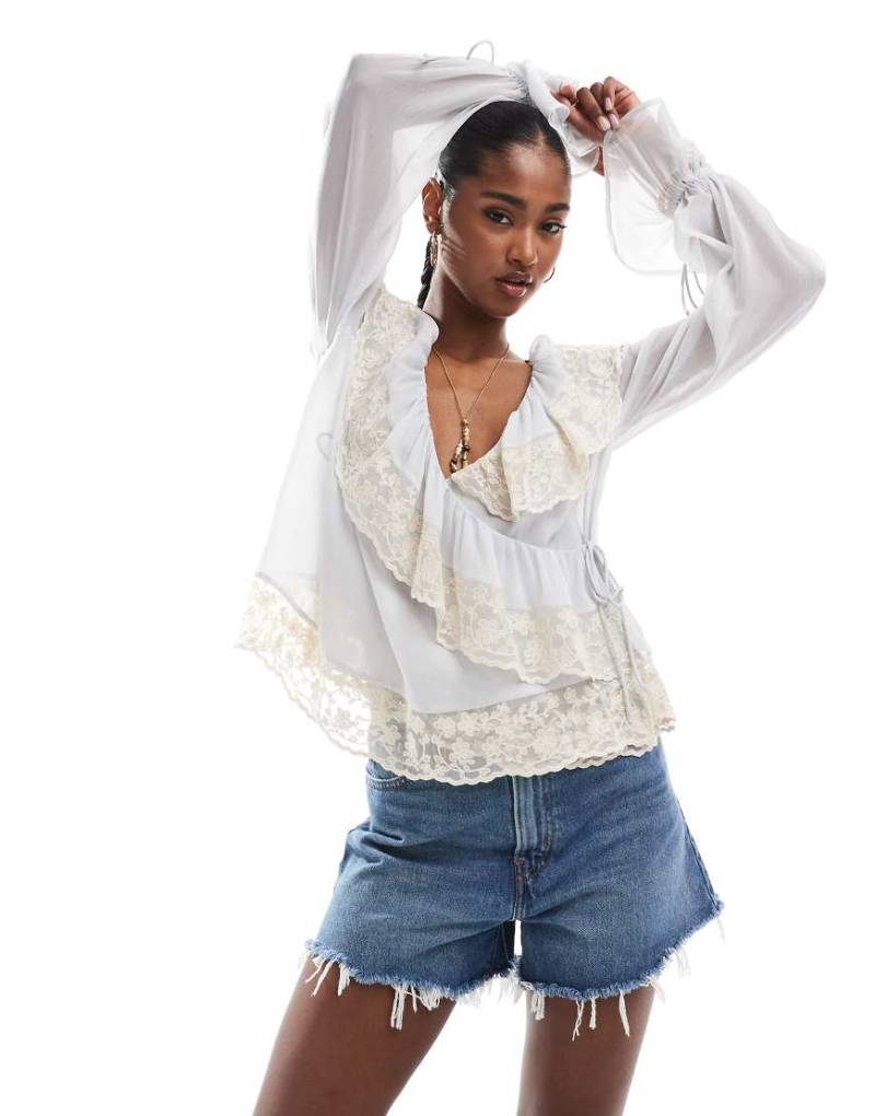 ASOS DESIGN - Transparentes Wickeloberteil in Hellblau mit Spitzenborte von ASOS DESIGN