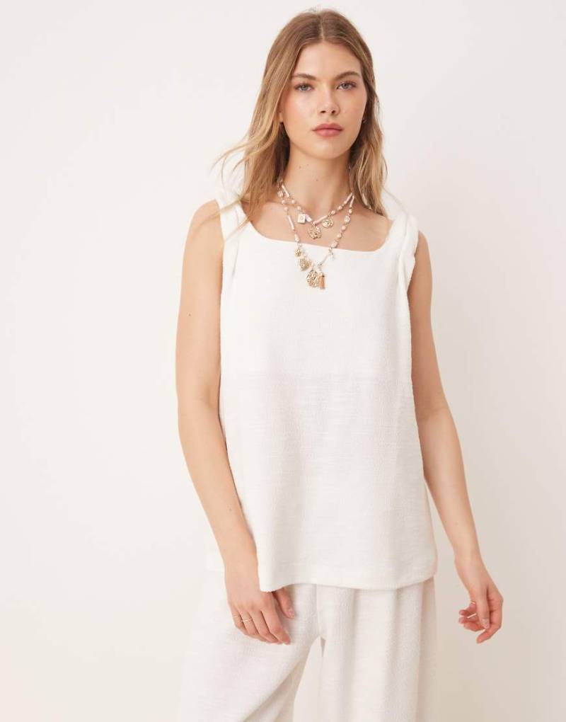 ASOS DESIGN - Trapez-Oberteil in Weiß aus Bouclé mit eckigem Ausschnitt und verdrehtem Träger von ASOS DESIGN
