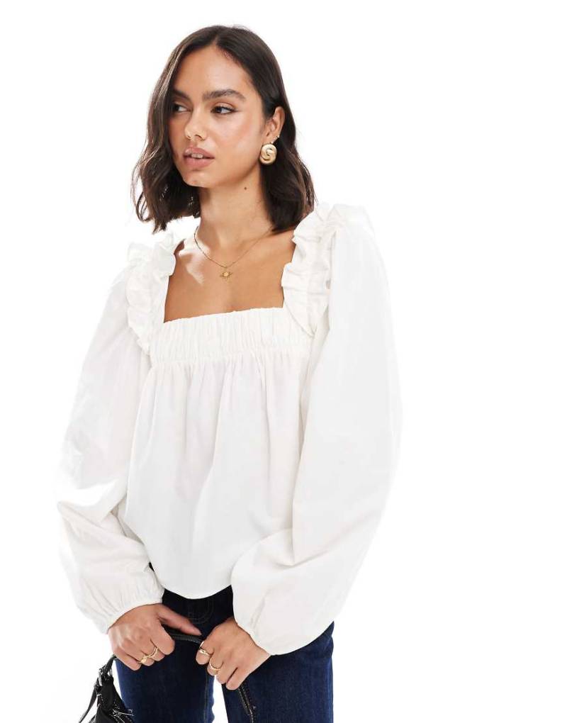 ASOS DESIGN - Trapezförmige Popeline-Bluse in Weiß mit gerüschter Schulterpartie von ASOS DESIGN