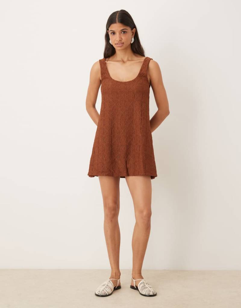 ASOS DESIGN - Trapezförmiges, ausgestelltes Minikleid aus Häkelstoff in Schokobraun mit U-Ausschnitt von ASOS DESIGN