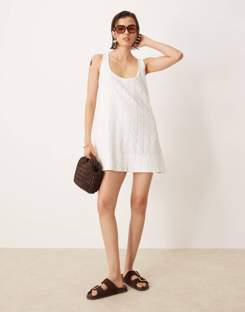 ASOS DESIGN - Trapezförmiges, ausgestelltes Minikleid aus Häkelstoff in Weiß mit U-Ausschnitt von ASOS DESIGN