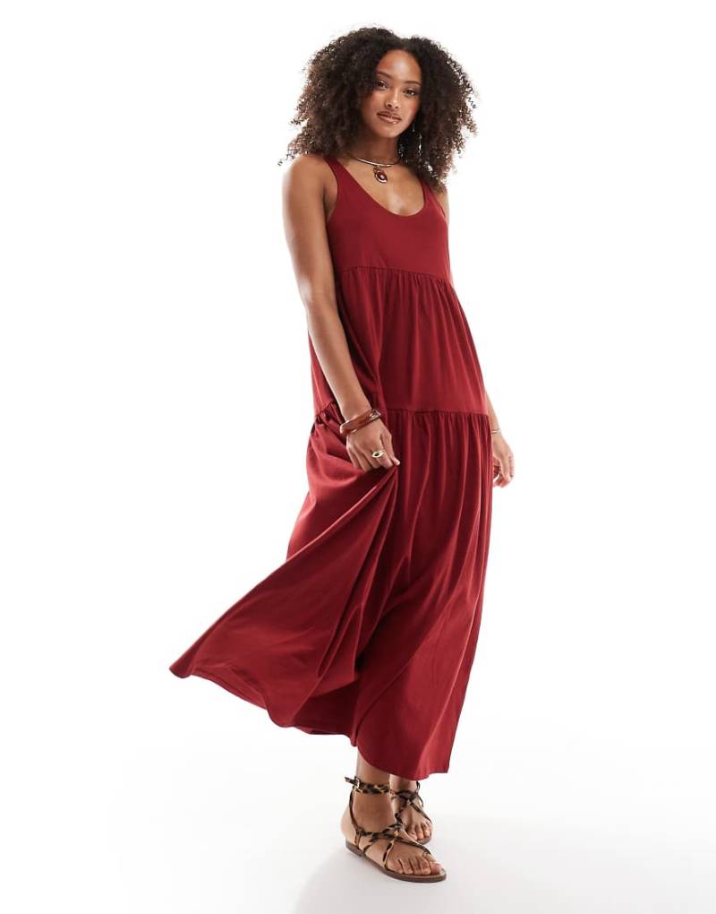ASOS DESIGN - Trapezförmiges, gestuftes Maxikleid in Burgunderrot mit U-Ausschnitt-Neutral von ASOS DESIGN