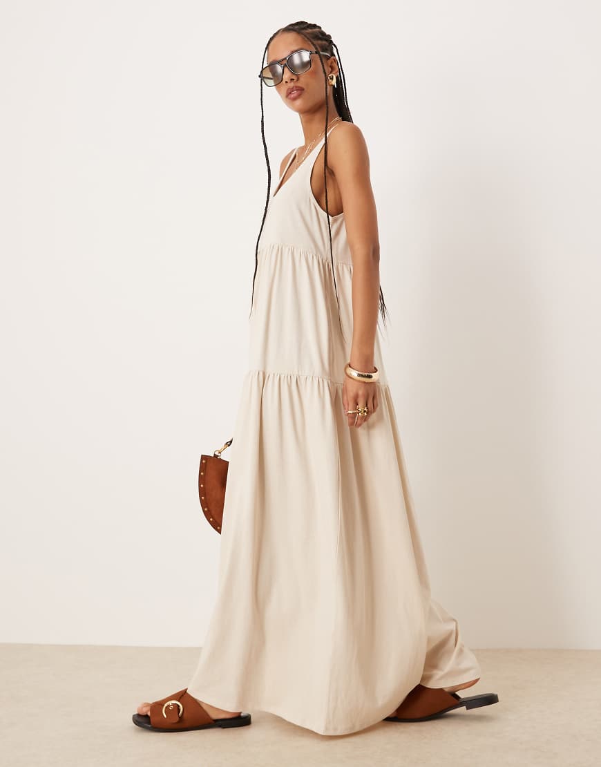ASOS DESIGN - Trapezförmiges, gestuftes Maxikleid in Cremeweiß mit U-Ausschnitt ASOS DESIGN - Trapezförmiges, gestuftes Maxikleid in Cremeweiß mit U-Ausschnitt von ASOS DESIGN