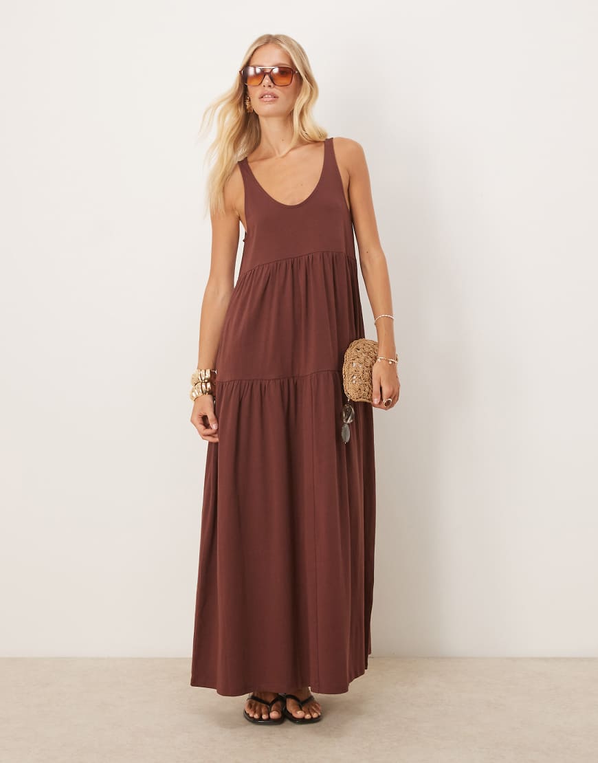 ASOS DESIGN - Trapezförmiges, gestuftes Maxikleid in Schokobraun mit U-Ausschnitt-Schwarz ASOS DESIGN - Trapezförmiges, gestuftes Maxikleid in Schokobraun mit U-Ausschnitt-Schwarz von ASOS DESIGN