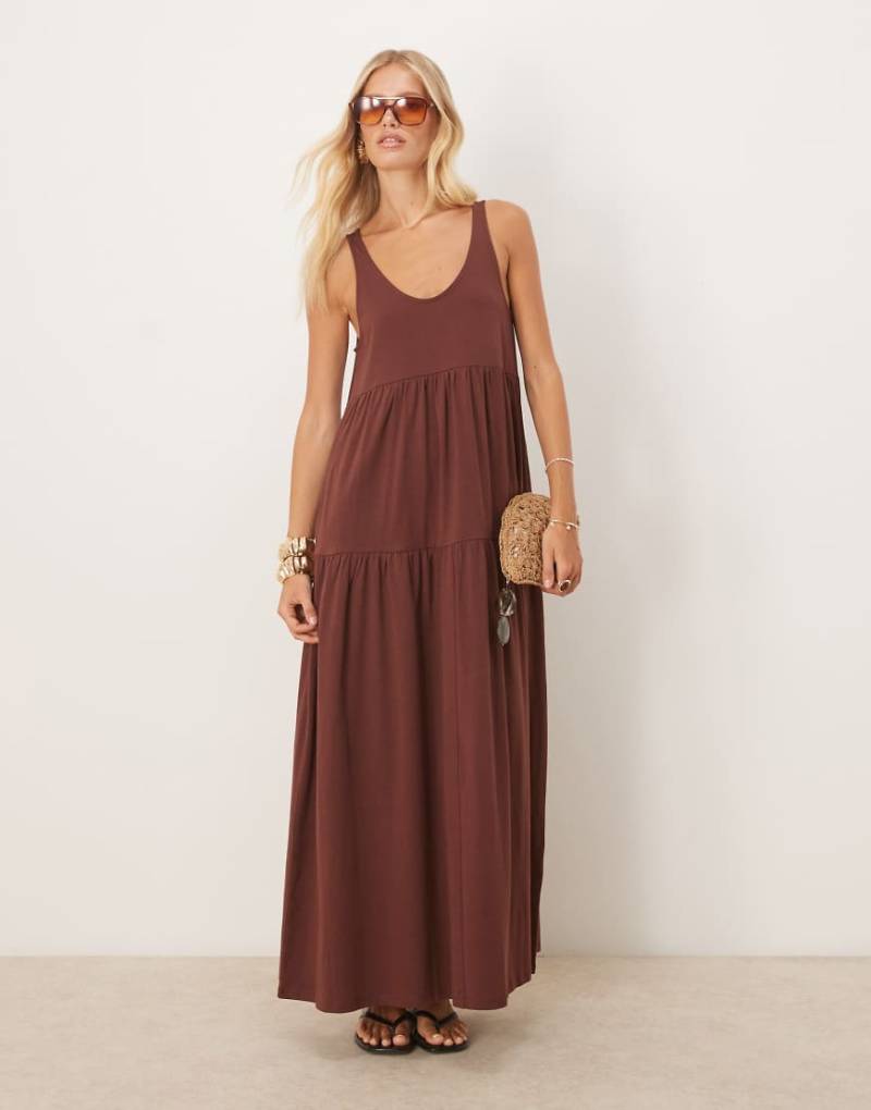ASOS DESIGN - Trapezförmiges, gestuftes Maxikleid in Schokobraun mit U-Ausschnitt-Schwarz von ASOS DESIGN